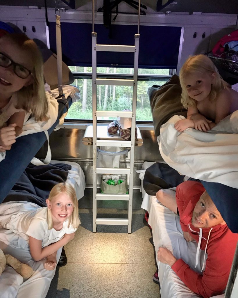 Sovkupé, resa med tåg i Sverige