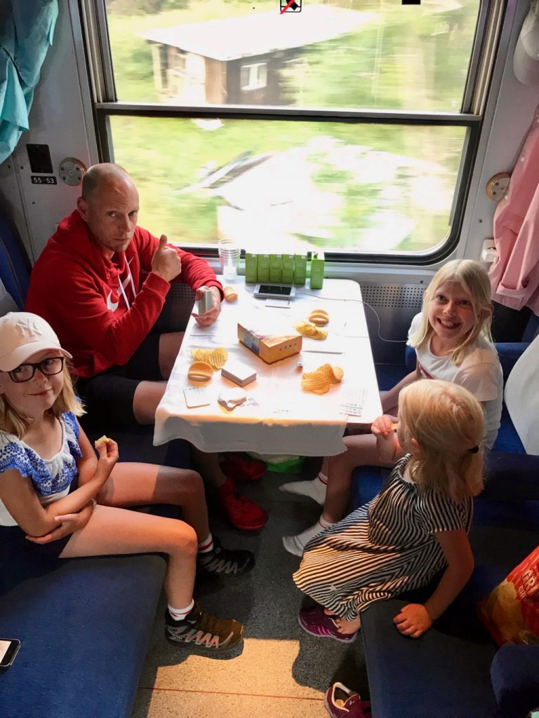 Resa med tåg i Sverige.