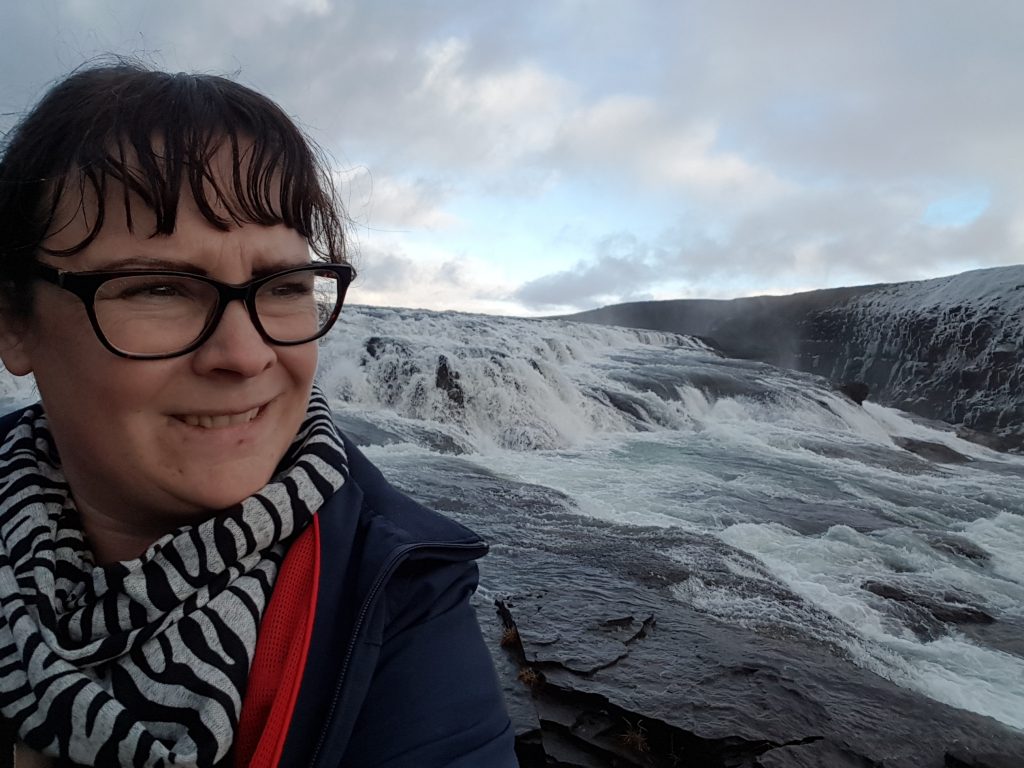 Linda vid ett av Islands många vattenfall