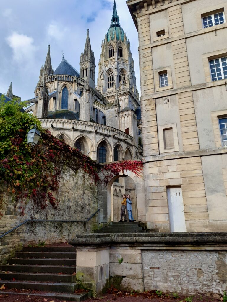 På road trip i Normandie. Utanför katedralen i Bayeux.